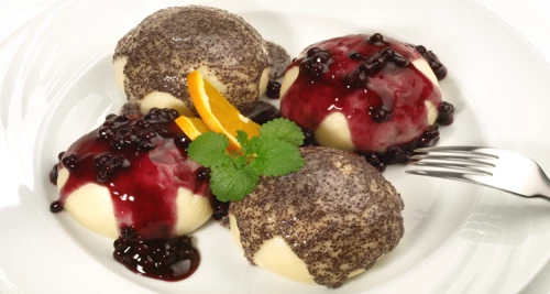Germknödel-Duett mit Mohn und Ribisel-Ragout